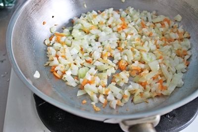 平底鍋橄欖油熱鍋，放置切碎洋蔥、紅蘿蔔繼續翻炒變軟。