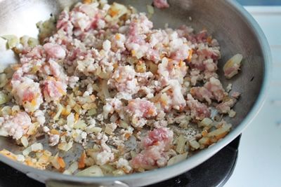 再繼續加入豬絞肉翻炒變白，加完料理酒。