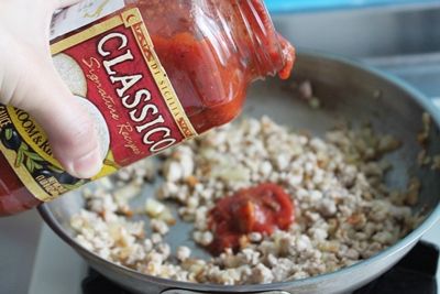 再倒進Classico義大利蘑菇橄欖麵醬繼續炒熟關火備用。這濃郁味道令人回憶起西西里島風情，嚴選高品質蘑菇、橄欖、鮮美番茄、及橄欖油，就好像Classico®帶您一遊西西里島。