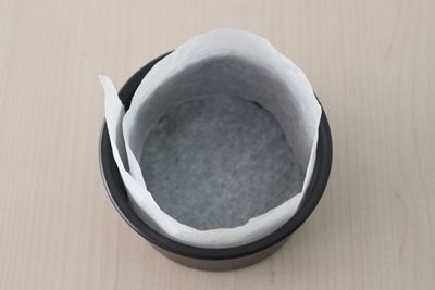 取個圓形活動模(底部可推出)，用烘焙紙圍起來，

這樣脫模時義大利麵才不會散開。