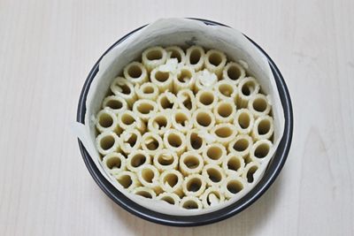 先將步驟1的義大利麵底部成圓柱狀排整齊。