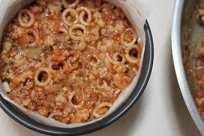 用湯匙將義大利肉醬放置麵上，稍出力把麵醬填滿空隙。