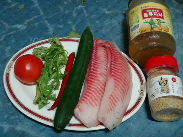 魚切成一樣大小塊狀，番茄也橫切適當大小。備用