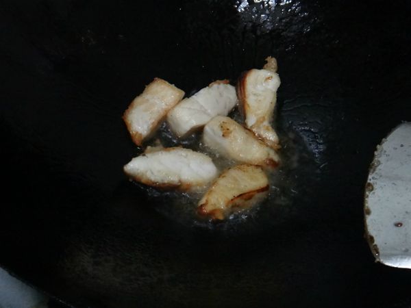 鍋熱油熱中小火煎魚排，煎得剛剛好熟即可。盛盤備用。