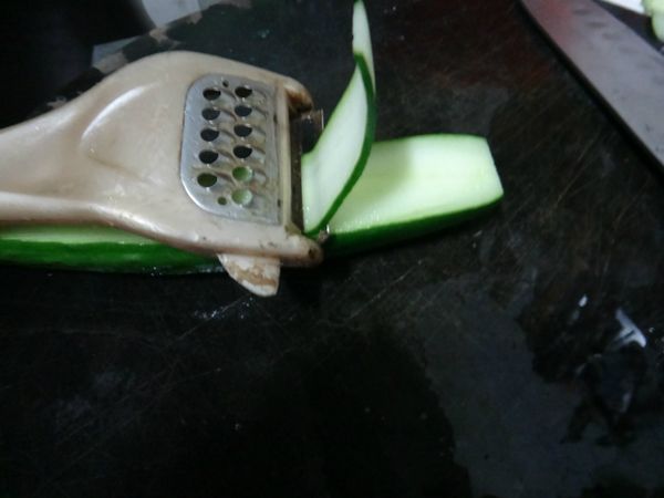 小黃瓜用刨刀，刨成薄長片狀。