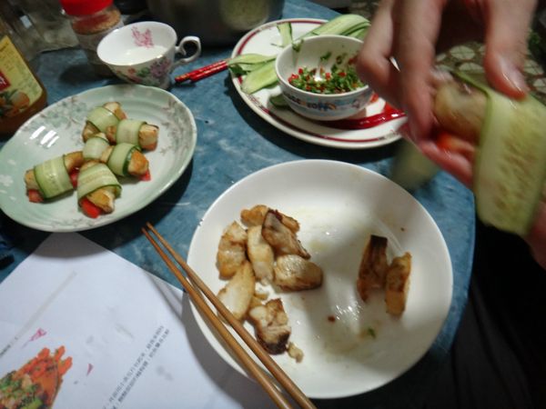 番茄片加魚排用小黃瓜片包一圈，擺盤。