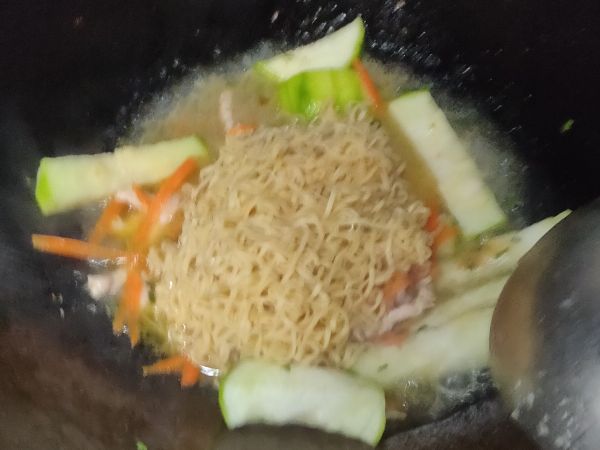 加入燙軟泡麵，放入調味粉炒熟即完成。