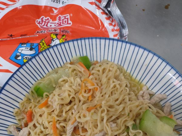 “絲瓜泡麵”即完成，統一肉燥麵雖沒很多菜，細麵但它肉燥風味道是別家所沒有的。（大包裝）還是份量不大？