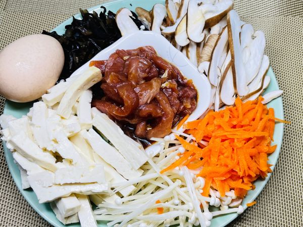 1.豬肉切絲，加入醃豬肉醬料放著。
2.香菇、紅蘿蔔、木耳、板豆腐都切絲，金針菇盡量分成根根分明。雞蛋跟薑黃粉攪拌均勻。
3.不加油熱鍋，將香菇放進去乾炒1分鐘，之後再加油、紅蘿蔔、木耳、金針菇、醬油（調色用）一起拌炒到熟。
4.加水進去，加入烏醋、白胡椒粉、糖、鹽一點一點慢慢調味。