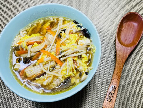 1.開鍋後，加入板豆腐和豬肉絲進去轉大火，攪拌均勻後再調一下味。
2.關火雞蛋液倒進去，就可上桌。