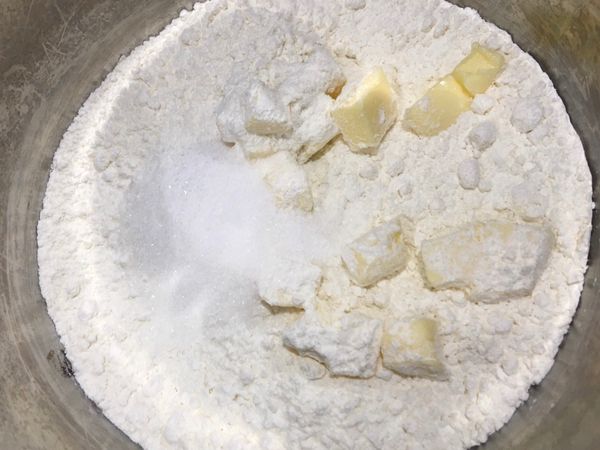 奶油切小塊加入麵粉/泡打粉/糖/鹽，用手揉捏成沙礫狀（泡打粉增加司康蓬鬆感）
