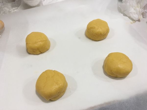 麵團取出整成長方形，上下左右折疊重複4次，再用模具分成約2CM高4等份（可先冰30分再切增加麵團硬度）