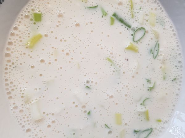 將3種粉拌在一起，加水300cc
加葱末加鹽