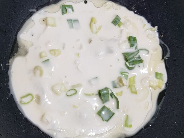 起油鍋，加入麵糊，一面煎到上色，再反面，一樣煎到上色