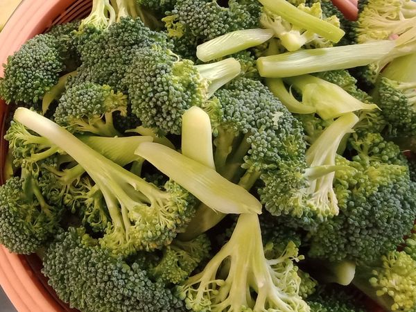 青花菜切好稍微去粗皮後清洗待用。