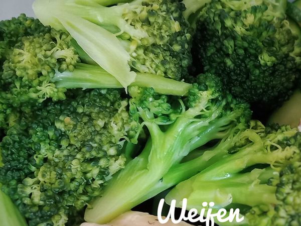 簡易低卡青花菜完成。