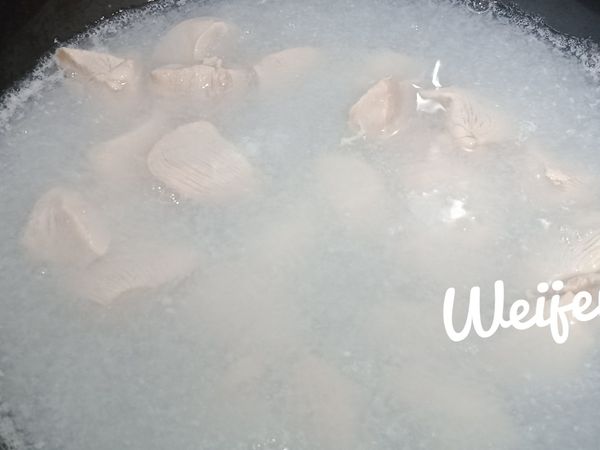 煮一鍋滾水，水滾轉小火放入雞胸肉。