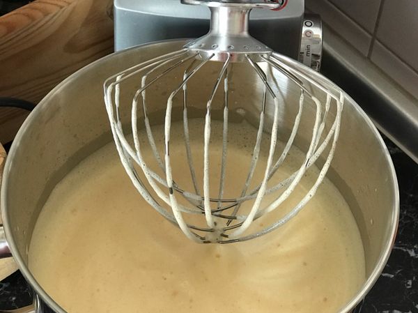 1. 先將蛋糕模鋪上烘培紙（避免蛋糕糊直接倒入而難脫模）
* 如果你的打發需要手動，請先做下面步驟2加熱蜂蜜牛奶，再執行下面👇2.動作

2. 將五顆全蛋、加上砂糖一起打發到泡沫細緻、體積膨脹並發白（淡黃色而非最初的蛋黃鮮黃色）