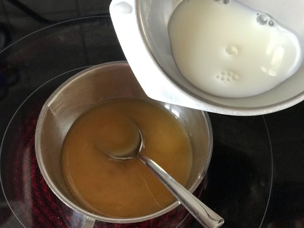 將牛奶和蜂蜜加在一起，並加熱讓蜂蜜融化