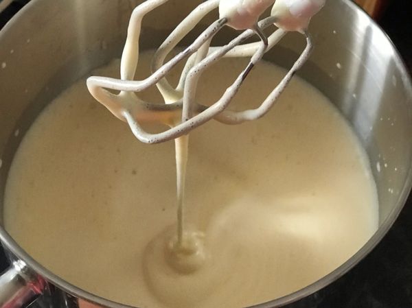 1. 烤爐開170度備用
2. 將蜂蜜牛奶加入打發的蛋液，繼續打發至濃稠（當打泡器拿起來，可以看到蛋液滑落在表面的明顯紋路）