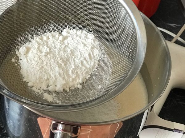 麵粉分兩次過篩加入蛋液