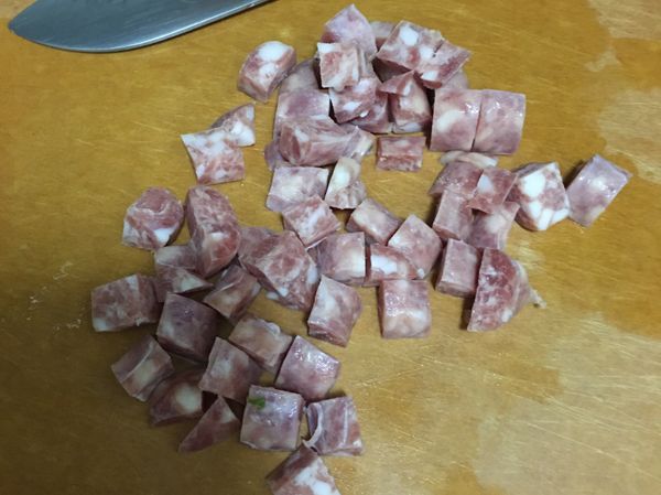 香腸切丁。