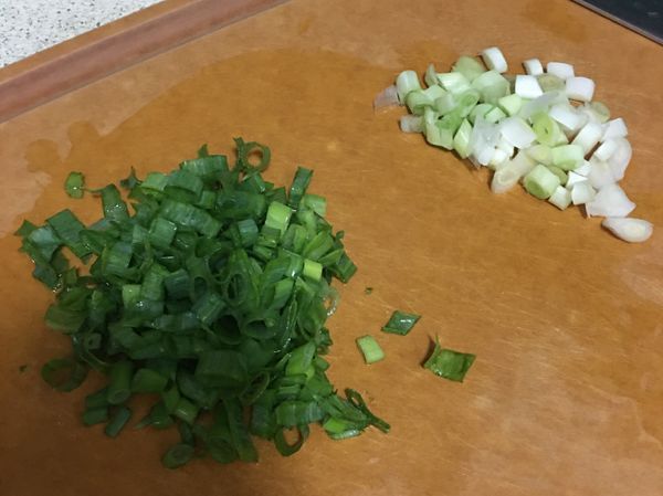 青蔥切蔥花。