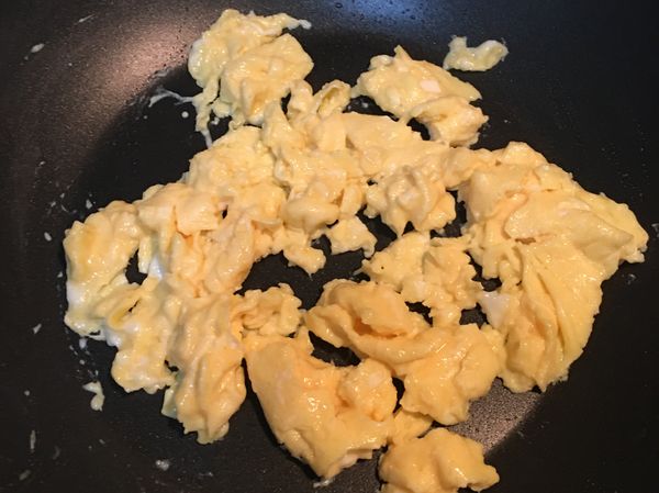 雞蛋二個打成蛋液，鍋子熱少許油，炒散蛋。炒至約9分熟即可盛起備用。