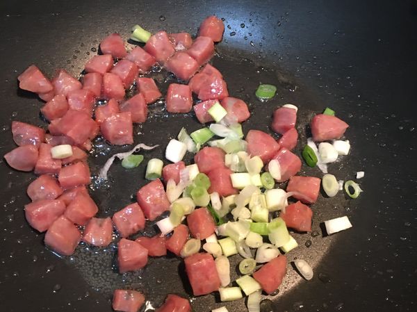 香腸炒差不多熟了，放下蔥白炒香。