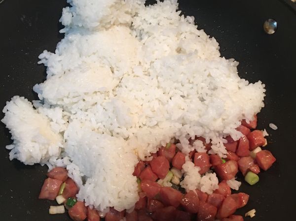 放下白飯炒鬆。