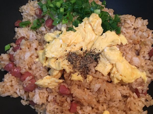 加入雞蛋、蔥綠、黑胡椒粉，翻炒均勻，試鹹淡，調整味道後即可關火。