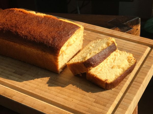 放冰箱一晚後，如圖，蛋糕會比較濕潤、也會發現上方比較平塌一些～