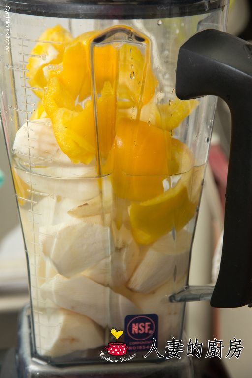 步驟1用果汁機將切塊的地瓜及黃甜椒置入，並加少許的塩及水（塩目的是不讓地瓜太快變黑）。