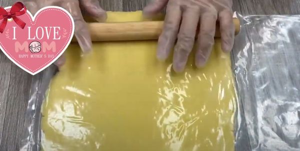 將300克低筋麵粉、120克奶油、20克奶粉、65克糖粉、55克雞蛋加入攪拌盆內，攪拌均勻，成糰桿平備用。