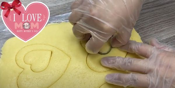 愛心模具壓出一些大愛心，取部份在一角使用一個小愛心壓出空心，部分為完整愛心。