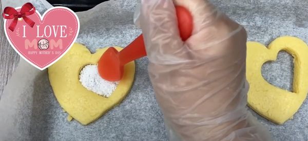 烤焙溫度上火180度下火160度先烤15分取出，將愛素糖鋪滿空心處，在烤10分鐘至金黃色，出爐放涼備用。