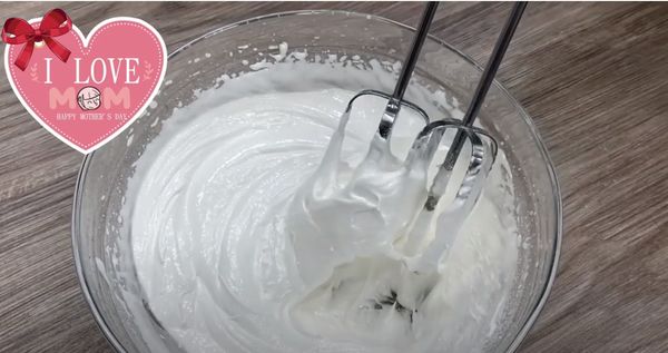 糖霜製作；100克蛋白霜粉與100克飲用水快速打發7分鐘，分次加入300克糖粉攪拌均勻，分成兩鍋，分別染上粉紅色及綠色備用。