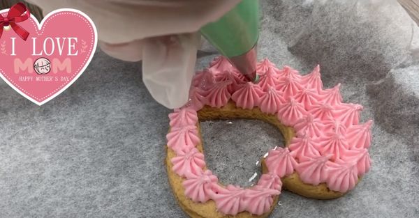 在餅乾上畫好糖霜，用上火100度下火100度溫度烘乾15分鐘即可。