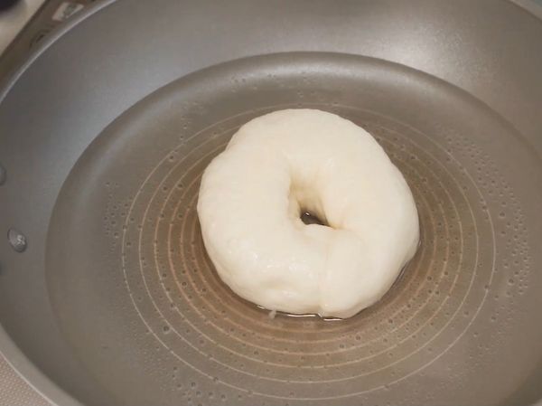 準備一鍋水放入一湯匙的砂糖
使用小火然後把貝果放進鍋中
每一面大約30秒左右