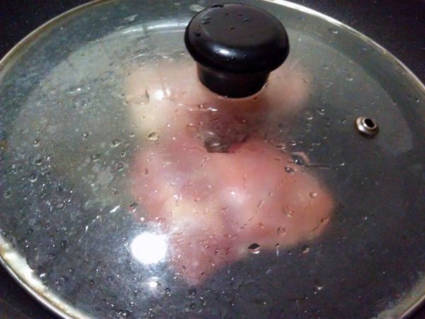 接著開大火先煎雞皮那面,把雞皮煎成焦黃色後,關成小火，換面蓋上鍋蓋，悶煮，中途要翻面。