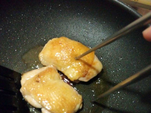 等到雞腿肉最後的地方可用筷子直接插過去，雞肉就熟了。