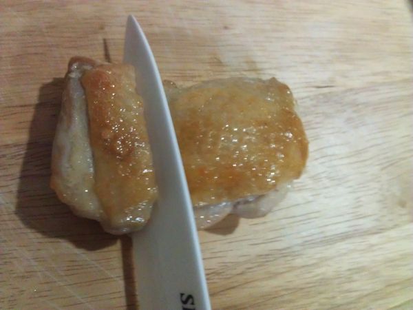 等雞腿肉稍微冷卻，把雞腿排切成一口大小方便入口。
