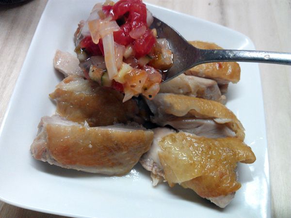 最後淋上材料C的墨西哥辣味莎莎醬即可上桌。