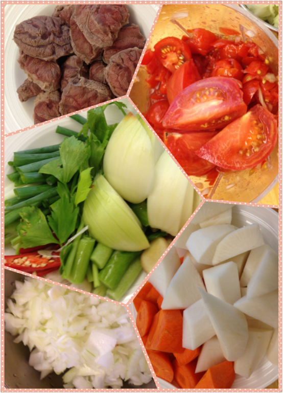 將香料、配料切塊、切片備好；牛腱肉切大塊冷水下鍋煮滾後用冷水洗過。