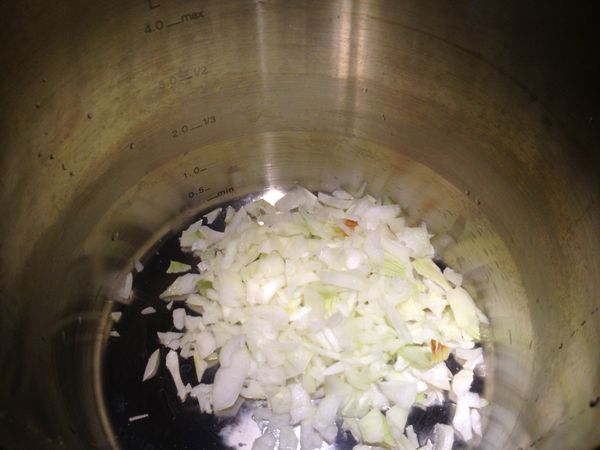 用少許油將洋蔥丁爆香