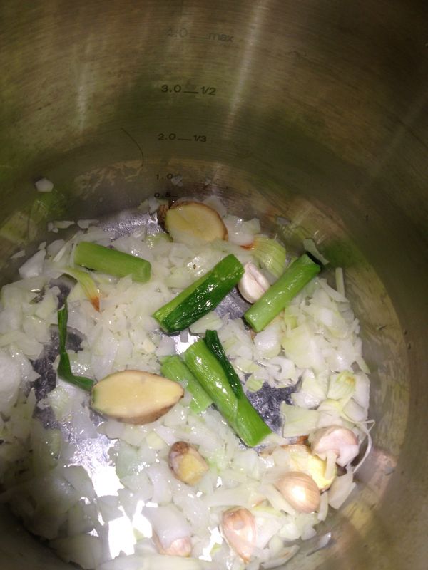 再加入老薑片、蒜頭、蔥段
