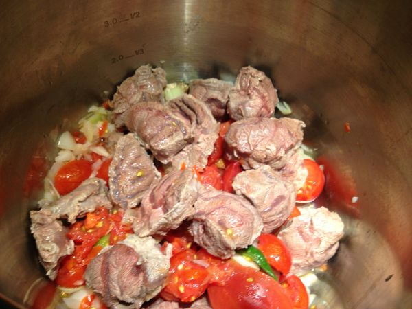 加入牛肉拌炒(或可在此加入調味料幫牛肉上色)