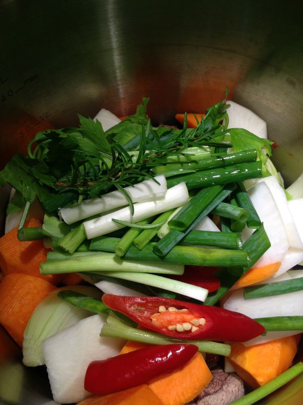 加入辣椒、青蔥段、芹菜、滷包