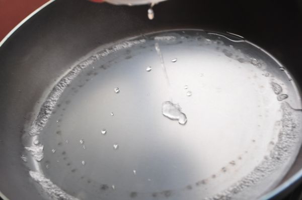 第一次使用先來熱鍋一下唄...Q媽是使用熱鍋第2方式..
新鍋裡有使用說明書以及光碟非常的貼心!
方式1:將黑鼎置於爐上，大火空燒約1.5~2分鐘後轉小火(以外焰1公分高)倒入微油即可開始料理
方式2:將黑鼎置於爐上，開大火空燒。其間可以灑水測試，產生CC聲且無水蒸汽產生及鍋具尚未達熱鍋程度，稍後再灑水，直到無聲音產生，而郭面形成圓滾滾的水珠不會汽化，即是最佳時機囉!