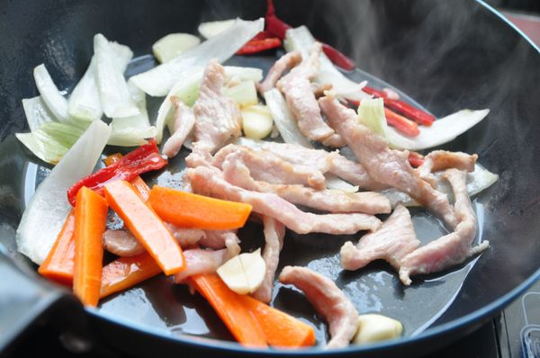 熱鍋完成後，加入少許油，並將洋蔥、辣椒、紅蘿蔔、蒜頭下鍋香煎拌炒